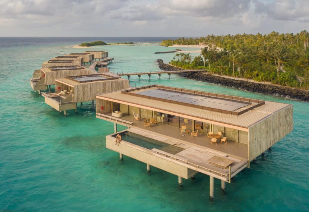 O resort Fari Islands Maldives obtém a certificação de carbono zero com o uso de madeira projetada em massa e uma grande instalação solar.