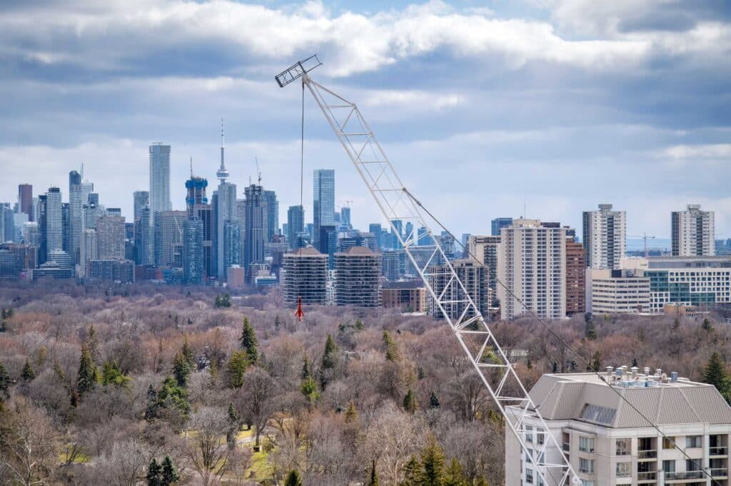 Do centro ao centro da cidade, Toronto abriga mais guindastes de construção do que qualquer outra cidade da América do Norte - e é o marco zero para um boom de construção nas principais cidades do Canadá. (Crédito da foto: Coleção CharlineXia Ontario Canadá / Alamy Stock Photo)