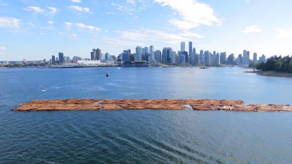 Logs floating under the skyline in Vancouver, British Columbia. A new rail strike threatens to paralyse British Columbia's CA $ 6 billion a year forest products market, with the industries over-dependence on rail causing major issues for global supply chains. (Photo Credit: jennifer.sche / Alamy Stock Photo)