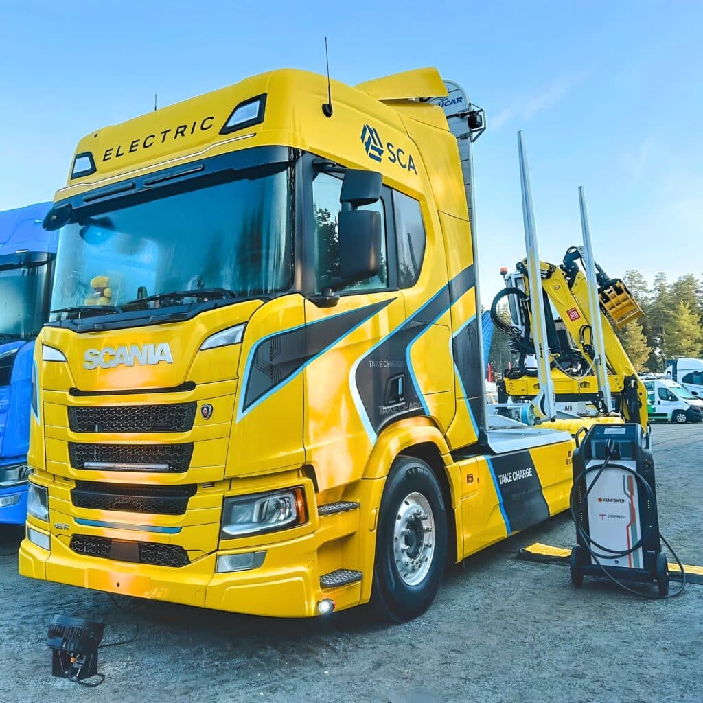 SCA’s new electric timber truck with a crane has now been premiered to a wide audience at the Elmia Lastbil fair. The truck, a collaborative project between SCA and Scania, will be the first electric timber truck in the world to collect timber in the forest for further transport to a timber terminal