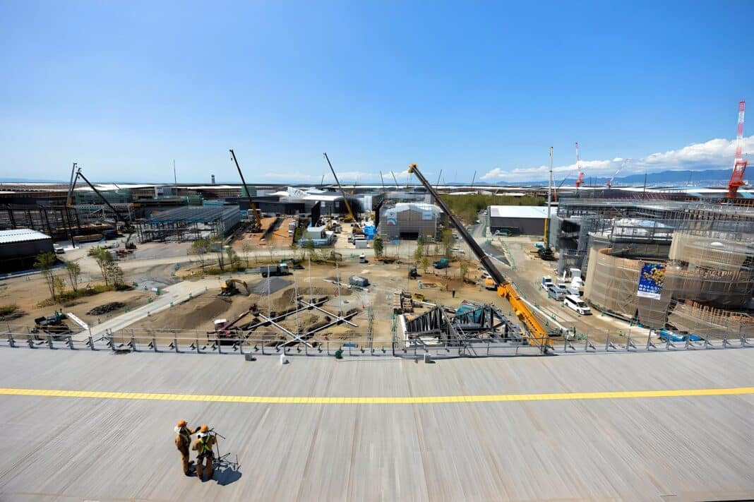 Inside the giant wooden ring, construction work on the pavilions is progressing at a clip. (Photo Credit: Hashino Yukinori)